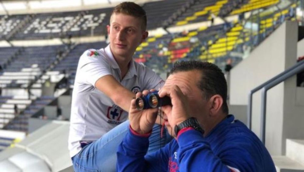 Octavio Ocaña apoyando a Cruz Azul