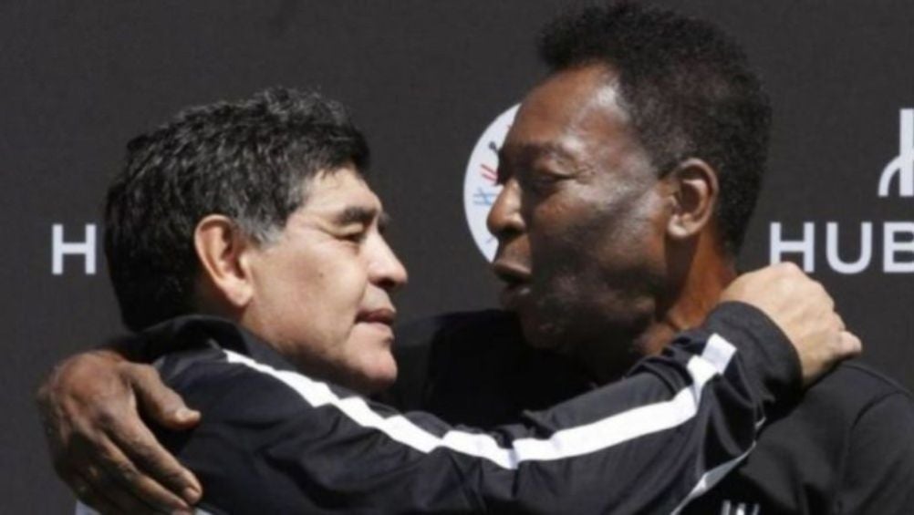 Diego Armando Maradona y Pelé en un evento público