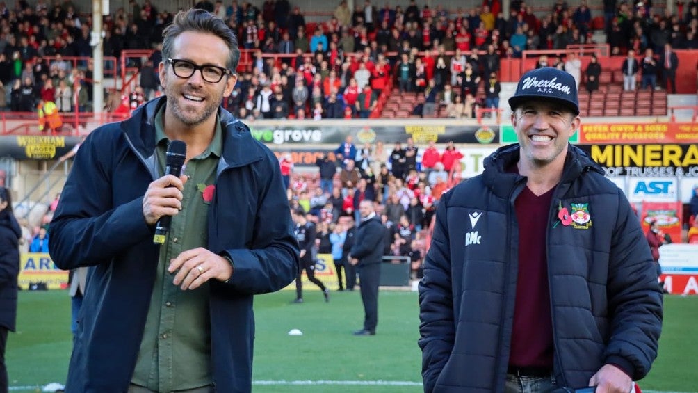 Ryan Reynolds en la cancha del Wrexham 