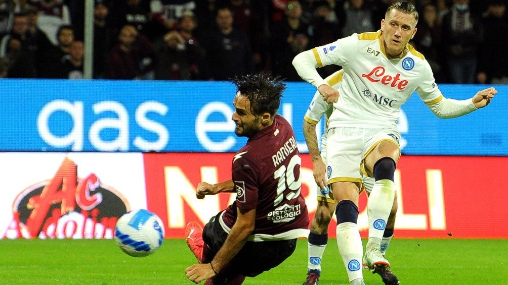 Piotr Zielinski en acción con el Napoli frente al Salernitana