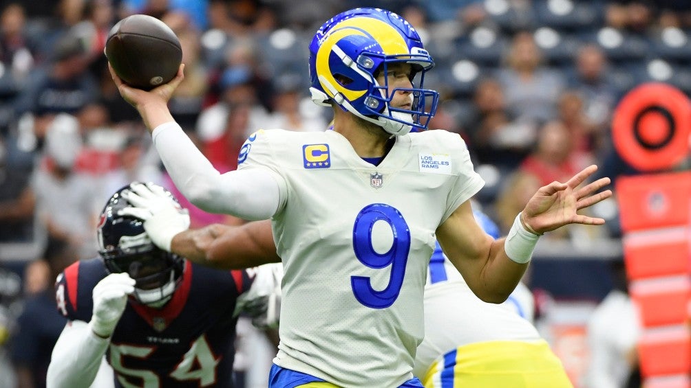 Matthew Stafford en acción con Rams