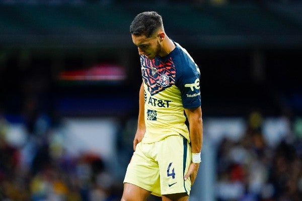 Sebastián Cáceres reacciona durante partido del América