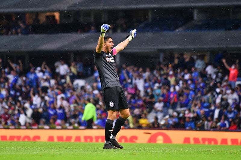 Jesús Corona en un festejo con Cruz Azul