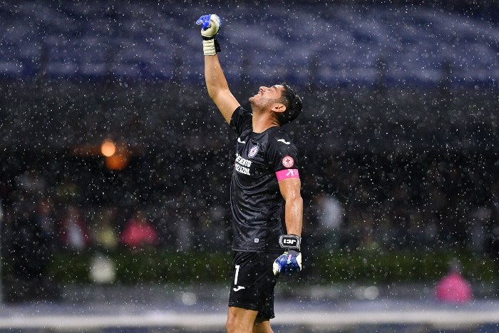 Jesús Corona en un festejo con Cruz Azul