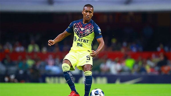 Pedro Aquino en partido con América