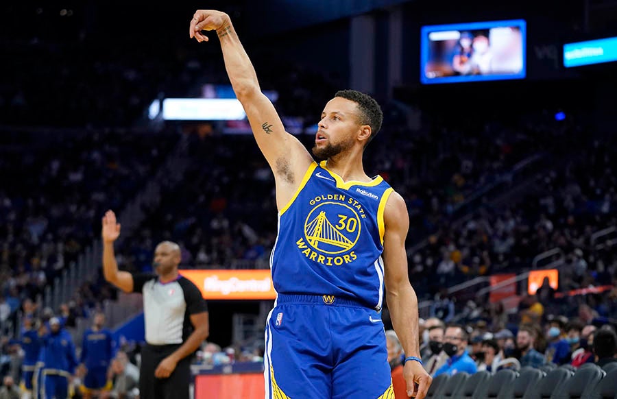 Stephen Curry encesta ante el Thunder