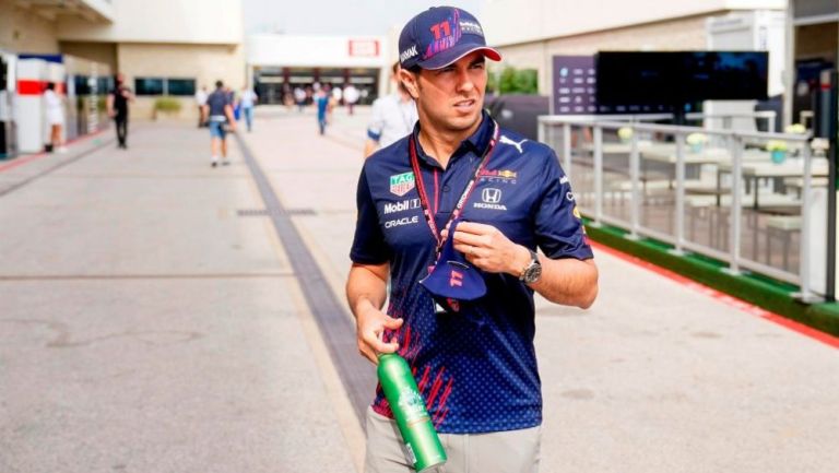 Checo Pérez saludando durante un evento