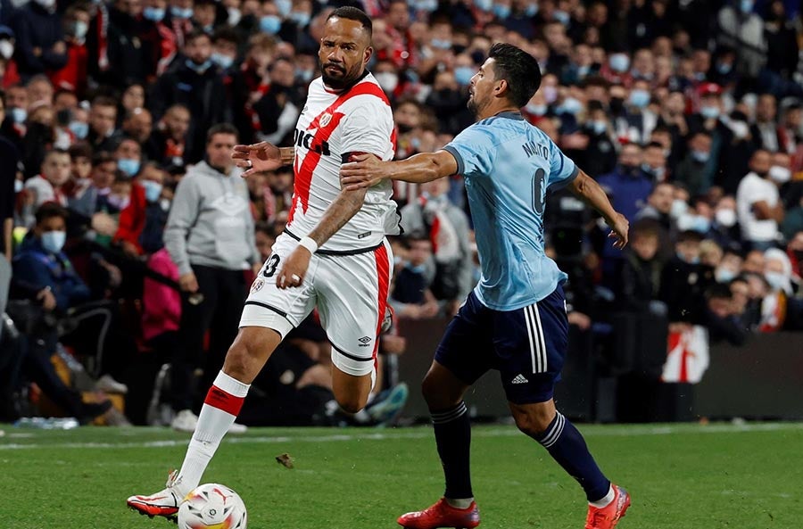 Tiago Manuel Dias pelea el balón con Nolito