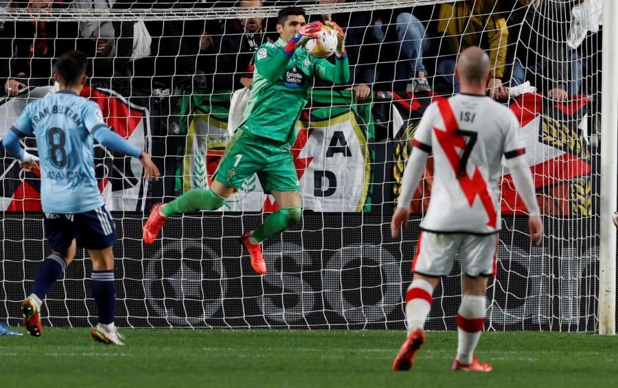 Matías Dituro detiene el balón ante el Rayo