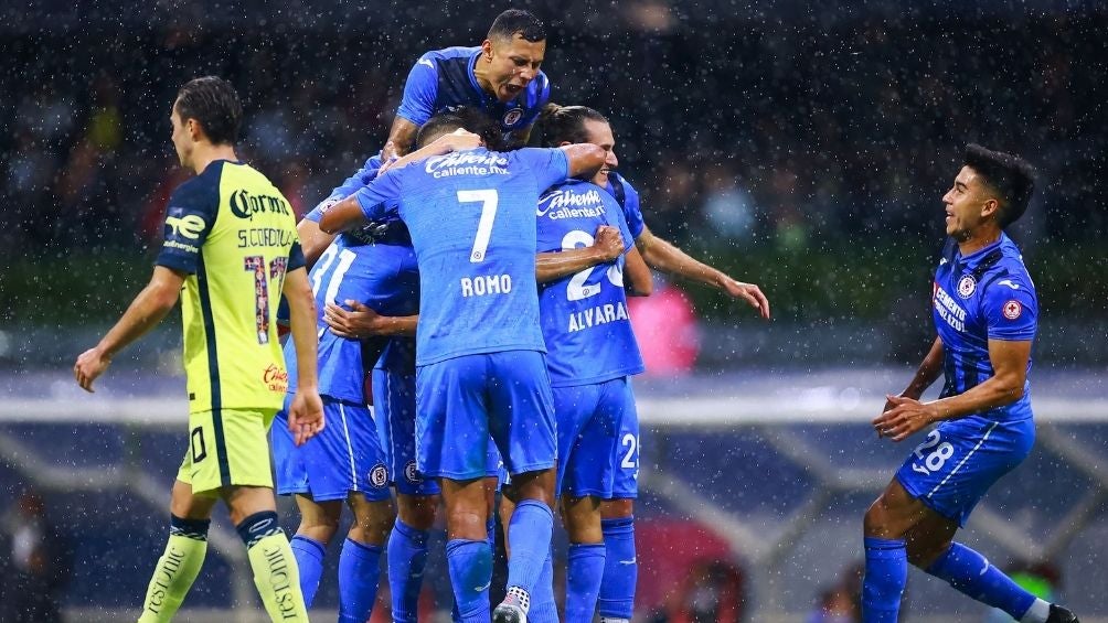 Jugadores de Cruz Azul festejan un gol 