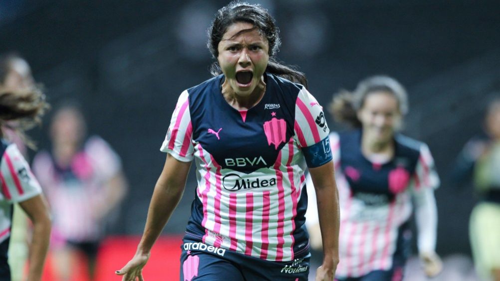 Rebeca Bernal en festejo de gol