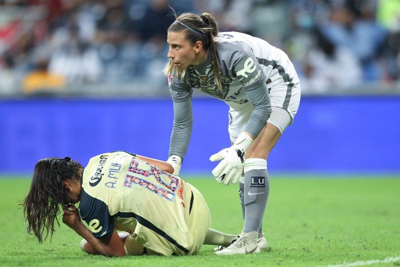 Jugadoras de América Femenil en lamento