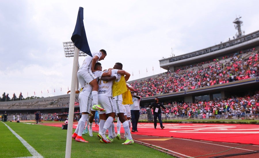 Gol de Favio Álvarez con sus compañeros