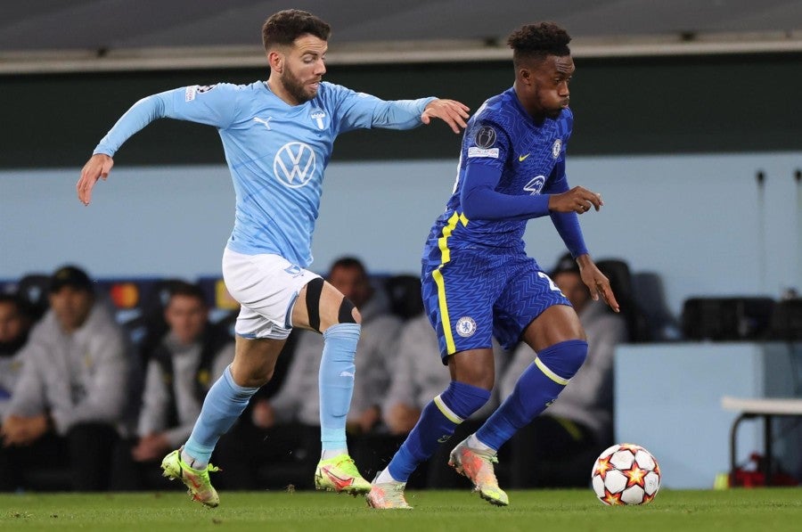 Erdal Rakip compite por el balón con Callum Hudson-Odoi 