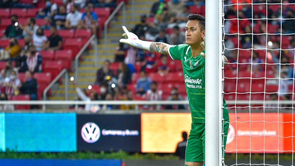 Raúl Gudiño durante un partido con Chivas