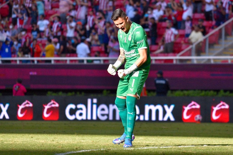 Raúl Gudiño durante un partido con Chivas