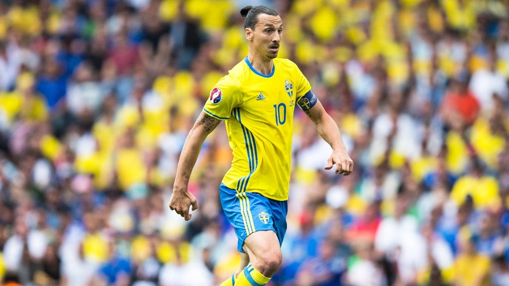 Zlatan jugando con la selección de Suecia