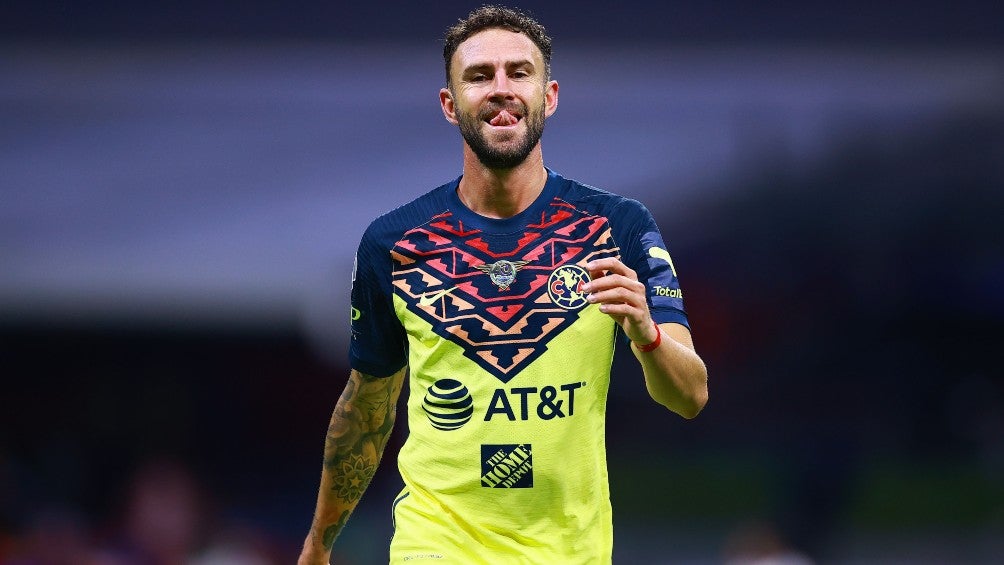 Miguel Layún en acción con América