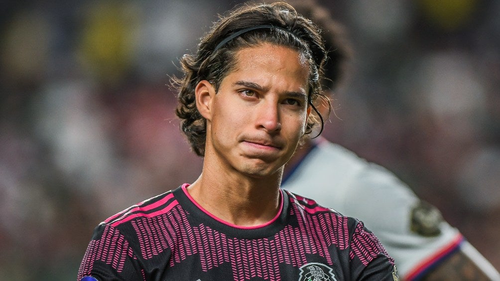 Diego Lainez jugando con la Selección 