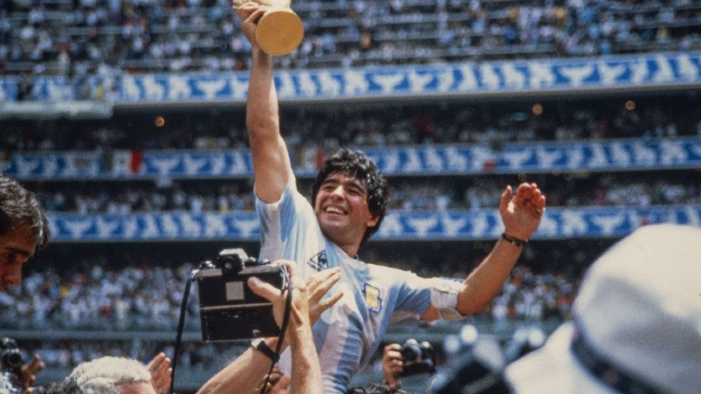 Maradona levantando el título con Argentina