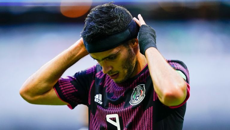 Raúl Jiménez durante un partido con el Tri 