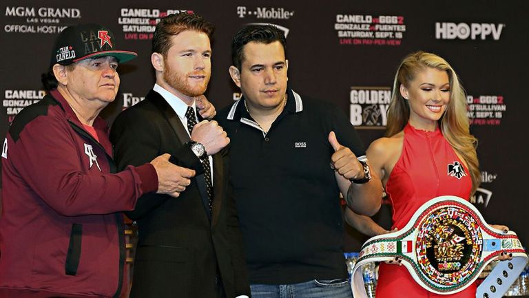 Canelo Álvarez junto a su equipo de trabajo