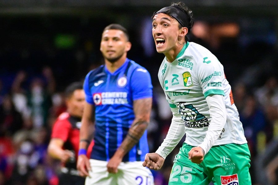 Omar Fernández festeja gol ante Cruz Azul