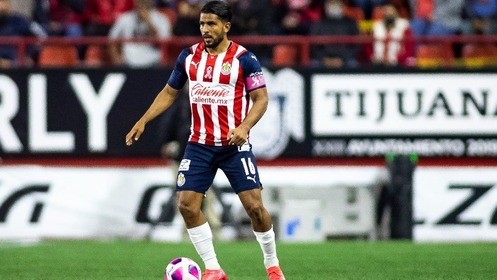 Miguel Ponce en acción con Chivas frente a Tijuana