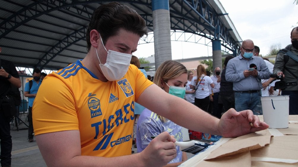 Samuel García y Mariana Rodríguez con playera de Tigres