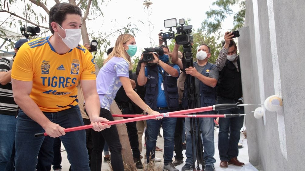 Samuel García y Mariana Rodríguez con playera de Tigres