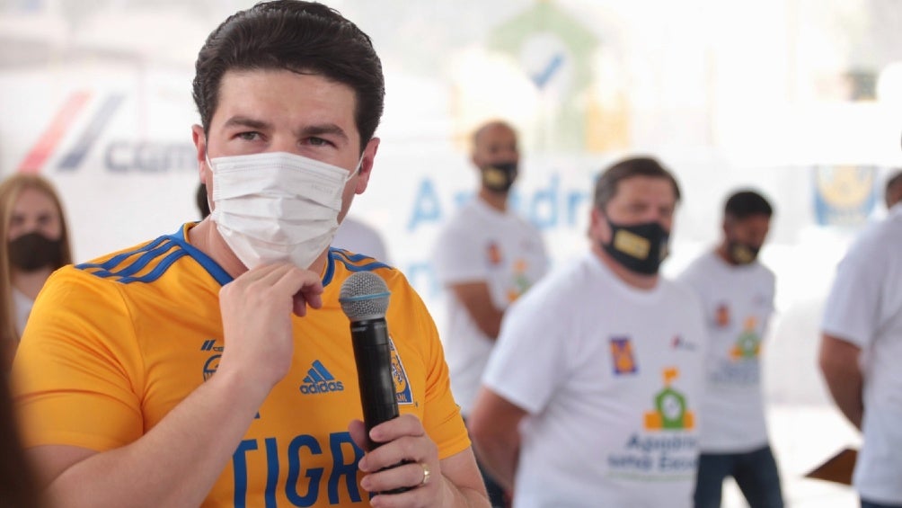 Samuel García con la playera de los Tigres