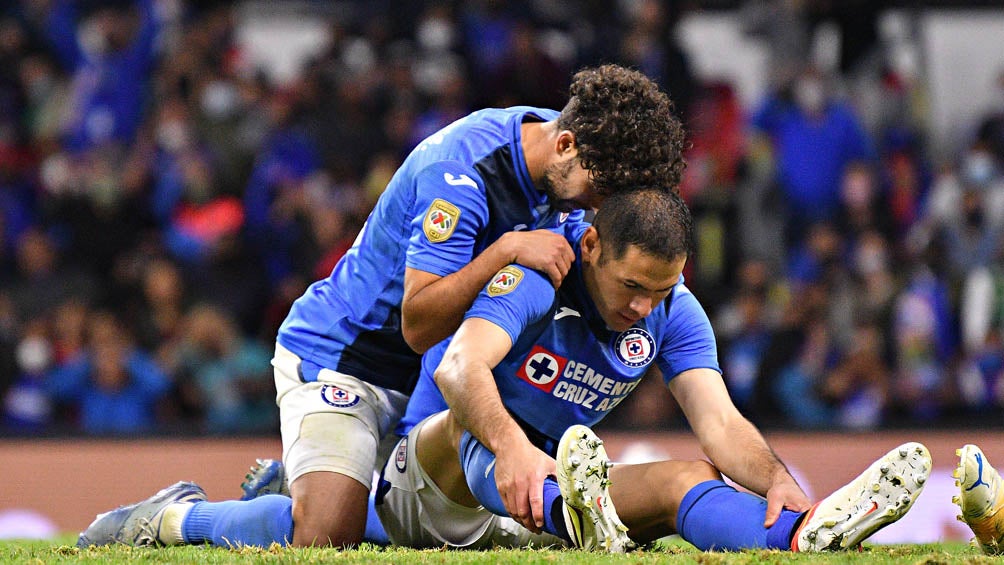 Jugadores de Cruz Azul en lamento