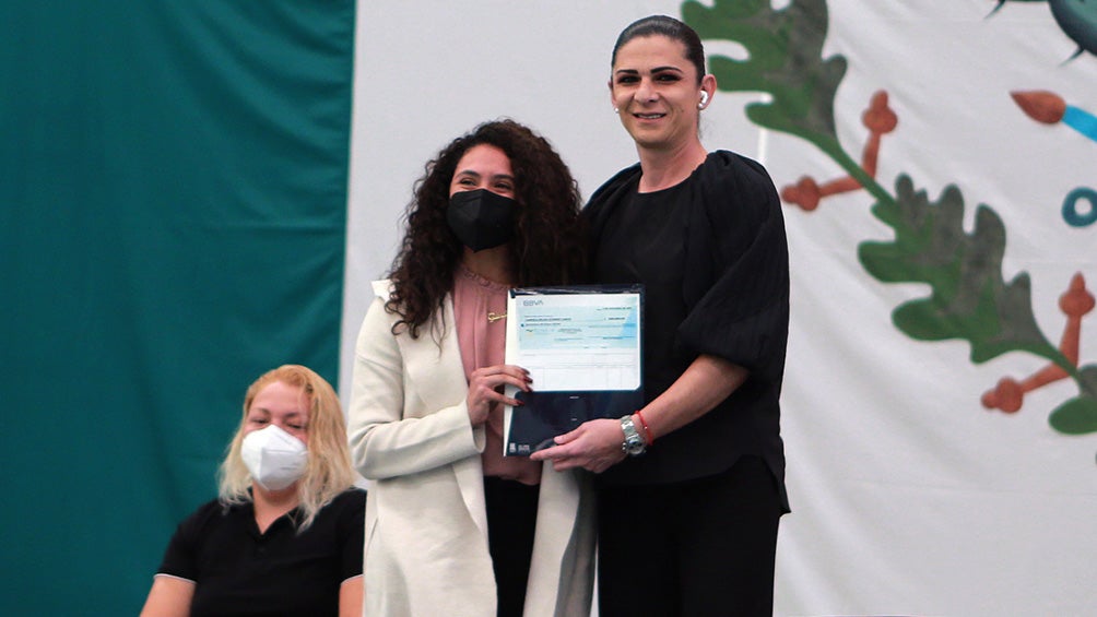 Gabriela Agúndez recibe el reconocimiento de Ana Guevara