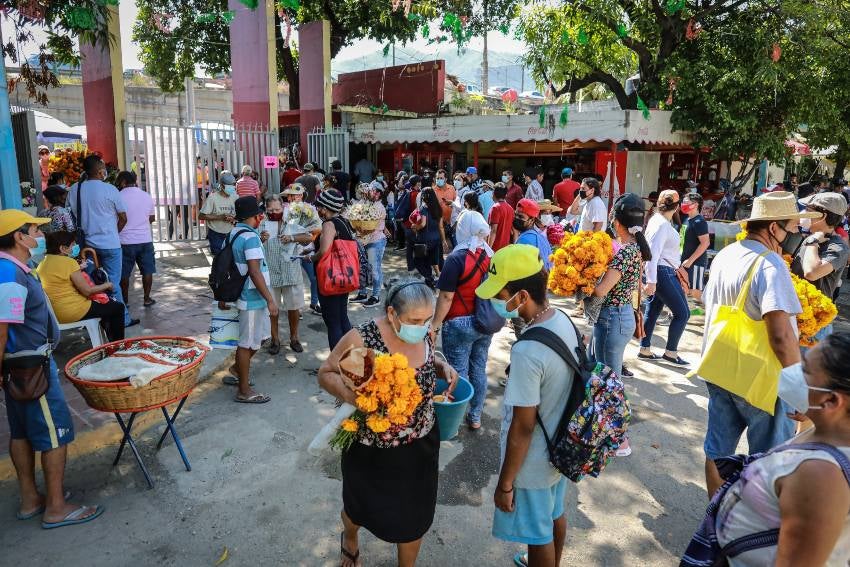 Personas en el Panteón de las Cruces