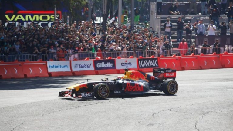 Checo conduce su RB7 entre la afición