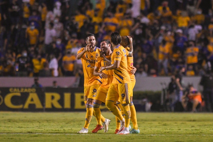 Jugadores de Tigres festejando un gol a favor