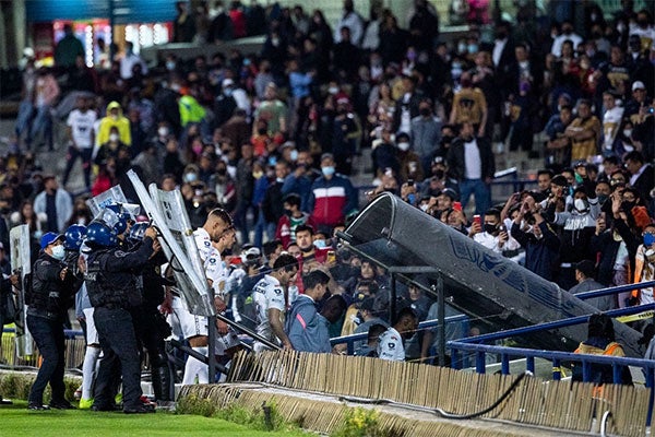 Los futbolistas camino a los vestidores