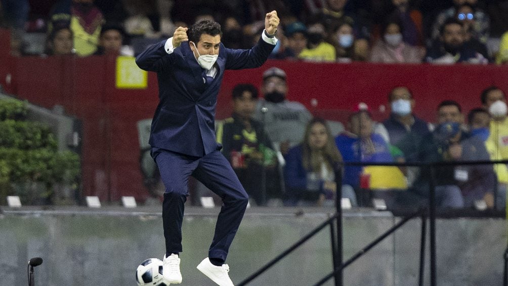 Michel Leaño dirigiendo a Chivas