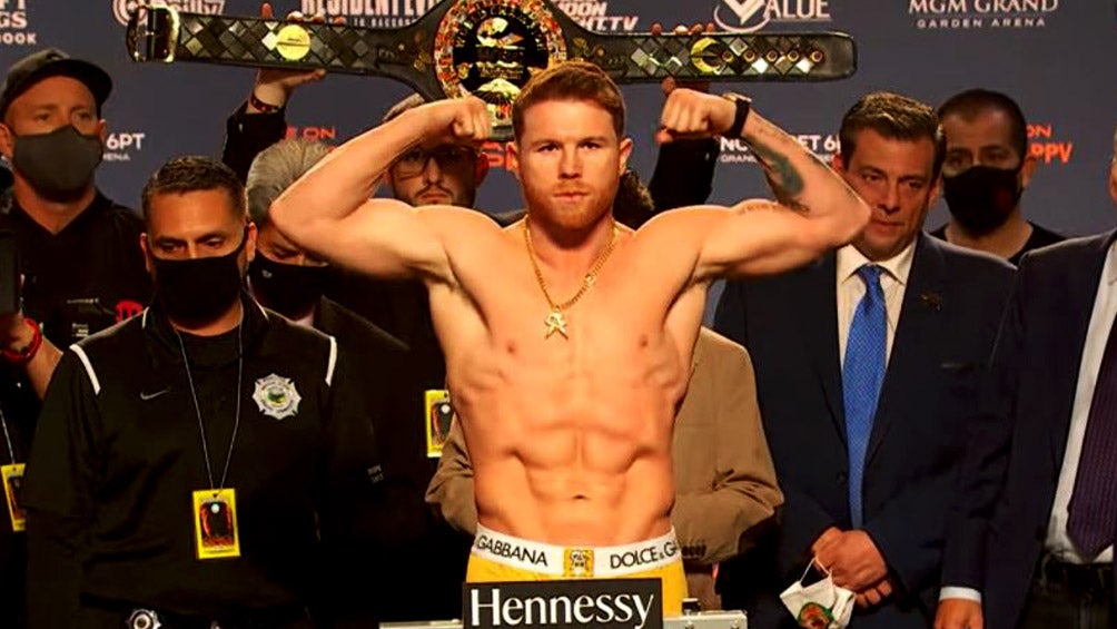 Canelo Álvarez en ceremonia de pesaje