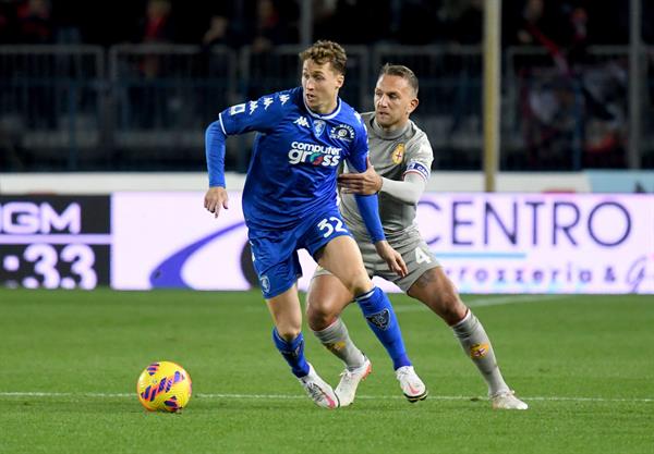 Jugadores del Empoli y Genoa disputan balón durante partido