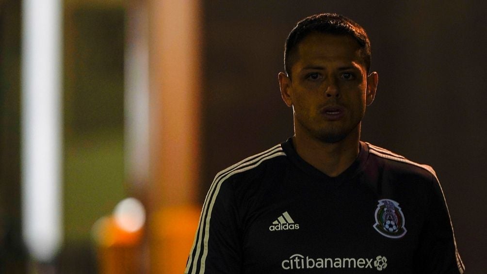 Chicharito en una concentración con el Tricolor