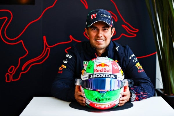 Sergio 'Checo' Pérez posa con su casco