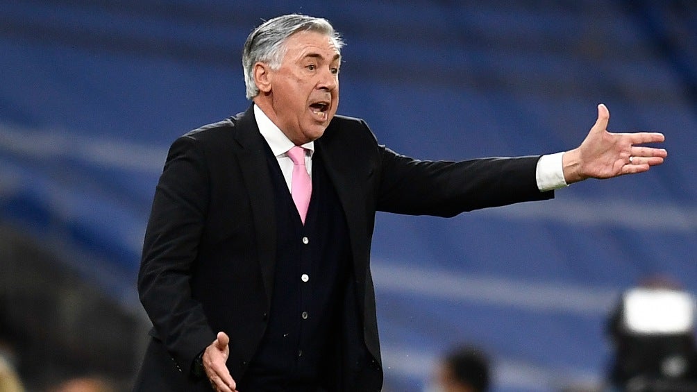 Carlo Ancelotti dirigiendo al Real Madrid