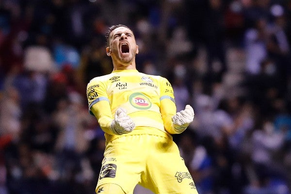 Antony Silva reacciona durante el juego