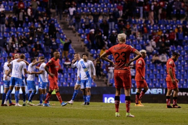 Futbolistas reaccionan al final del partido