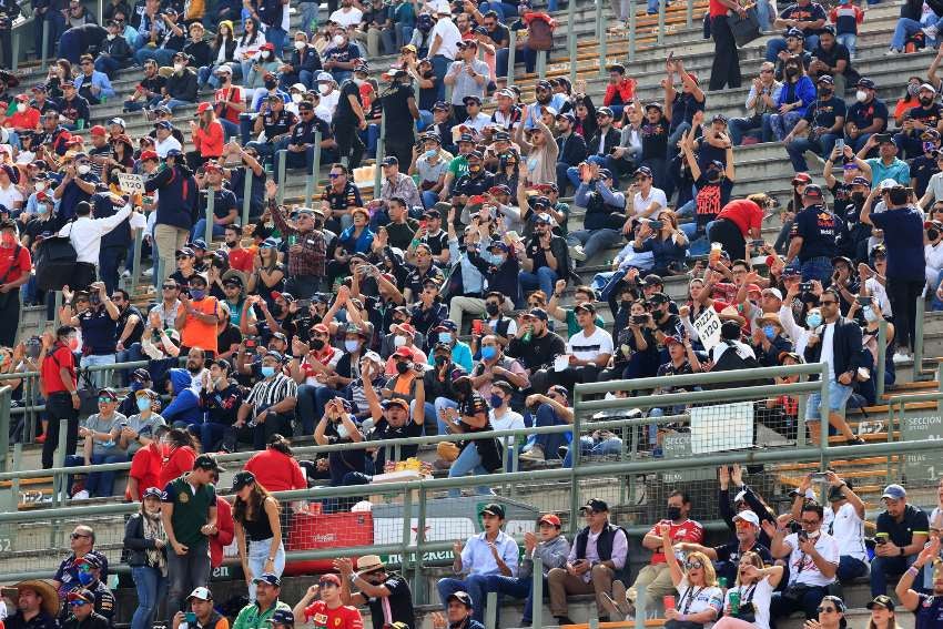 Aficionados en las pruebas del Gran Premio de México