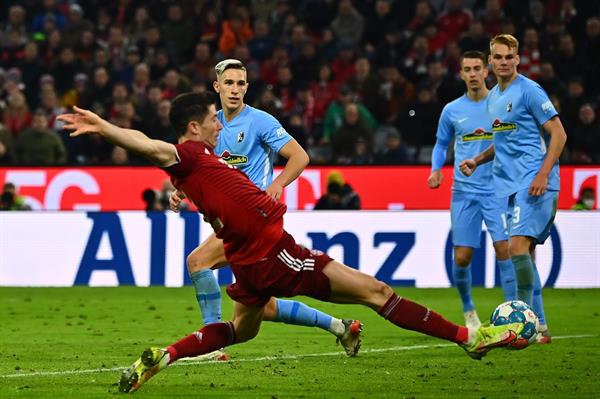 Bayern Munich en acción frente al Friburgo