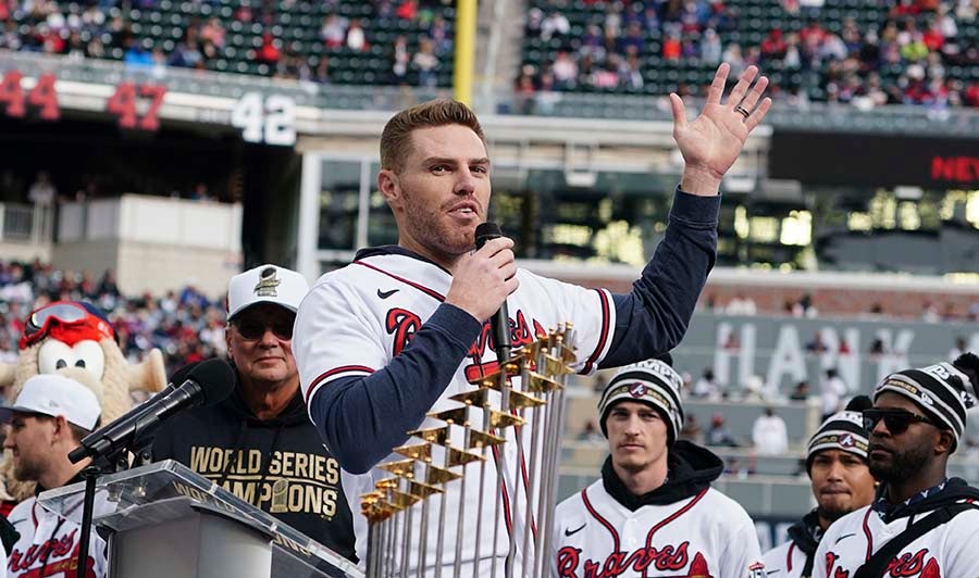 Freddie Freeman con el título en Truist Park