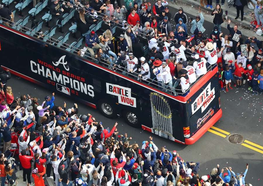 El autobús que transportó a los Braves durante el desfile en Atlanta