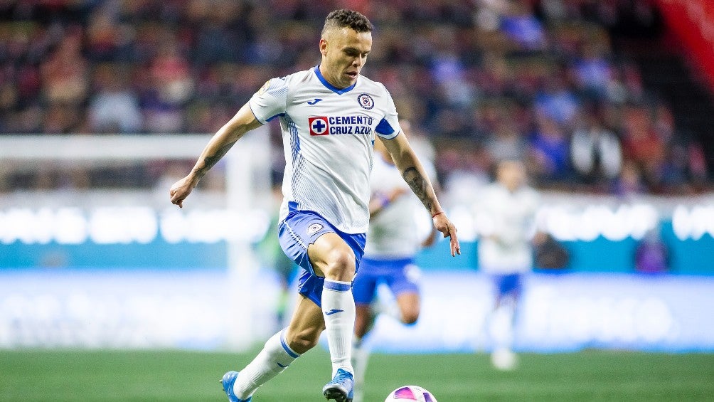 Jonathan Rodríguez durante un partido con Cruz Azul